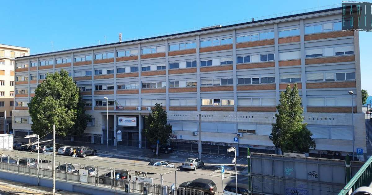 Bari: tra macchinari d'epoca e strumenti all'avanguardia, viaggio nello storico istituto Marconi 